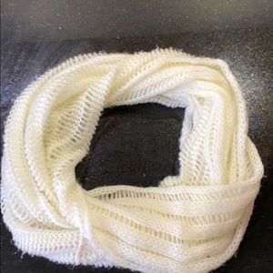 WHITE CIRCLE KNIT SCARF